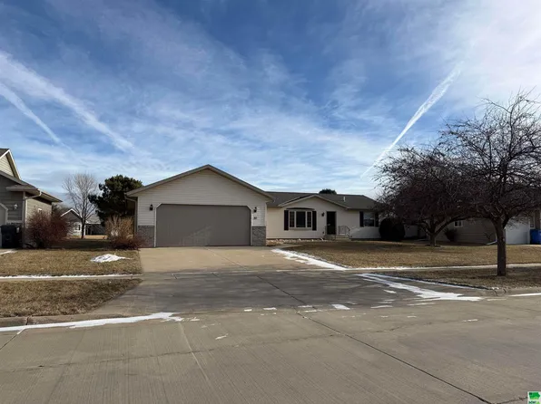 30 Muirfield Ct, Vermillion, SD 57069