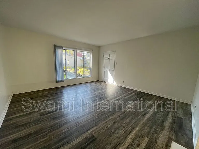 622 1/2 E 97th St #1 — Photo 4
