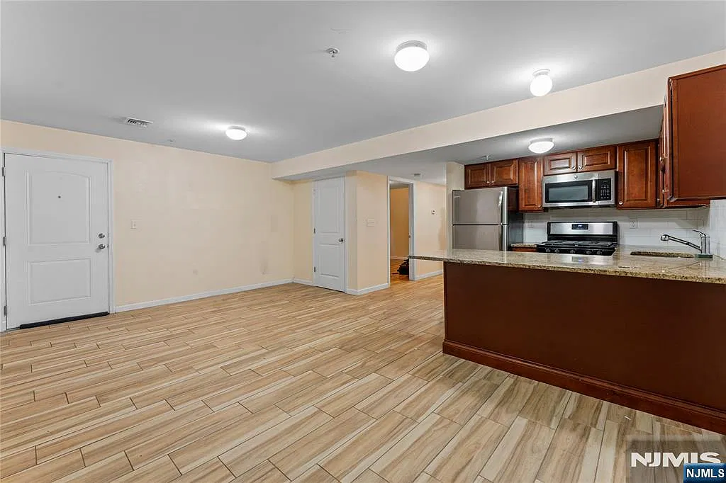1 bed, 1.0 bath, $1,800 — Photo 2