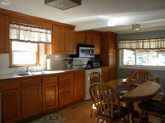 2nd image of 808 S Shiawassee St