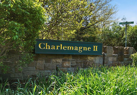 2nd image of 4007 Charlemagne Cir