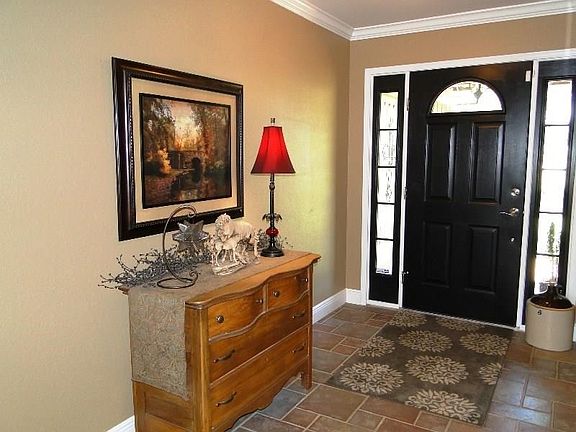 ENTRY: Greet you Guest in this Nice Size Entry!
