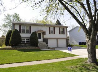 19921 S Pine Hill Rd, Frankfort, IL 60423