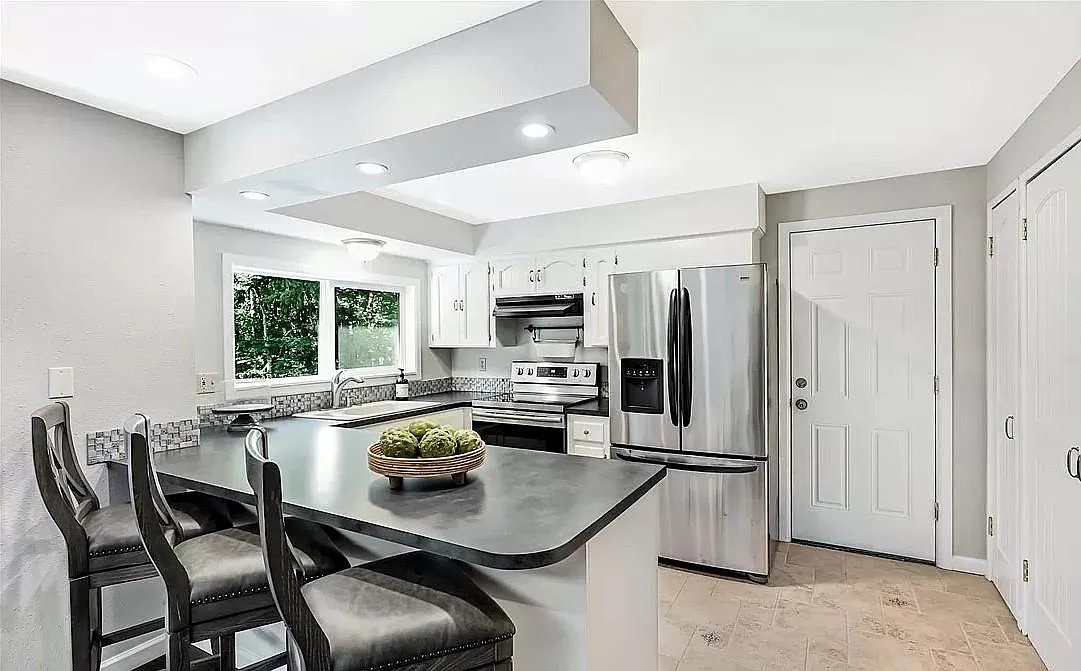 3 bed, 1.5 bath, 1110 sqft, $3,000 — Photo 3
