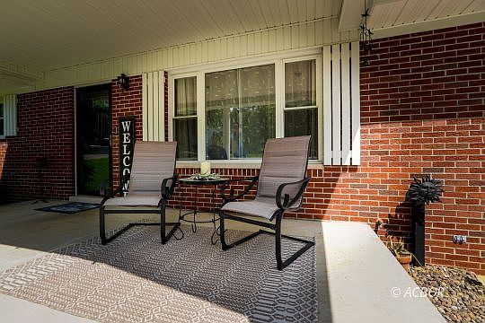 4th image of 366 Martin Dr