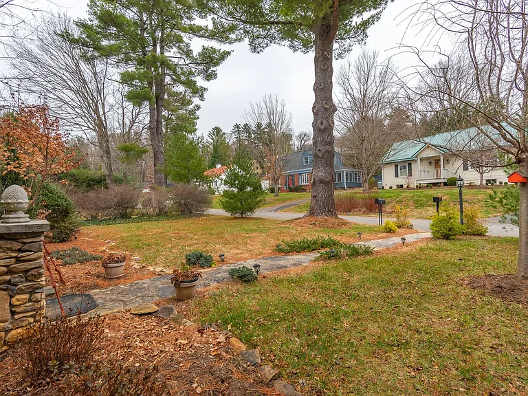 16 Lorraine Ave — Photo 20