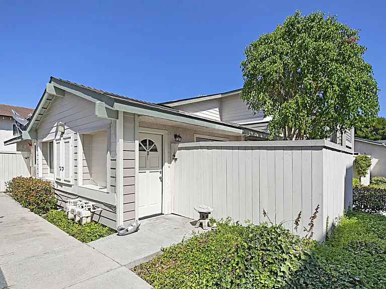 2567 Orange Ave — Photo 4