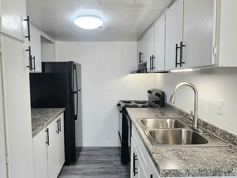 Park West Apartments — Photo 24