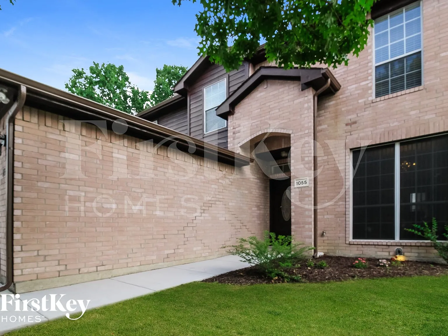 3 bed, 2.5 bath, 2023 sqft, $2,170 — Photo 2