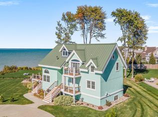 653 Lake Shore Dr, South Haven, MI 49090