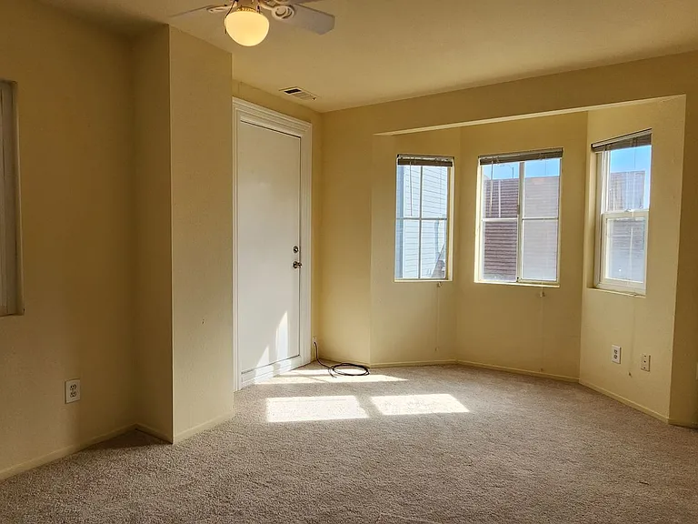 1723 Livingston Ln — Photo 13