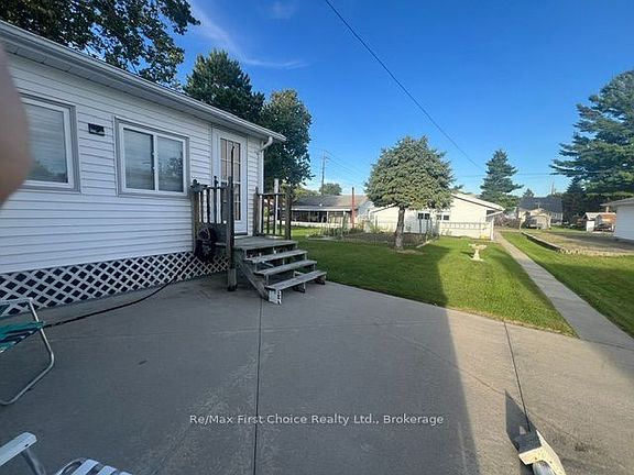 3rd image of 942 Crowe Ave