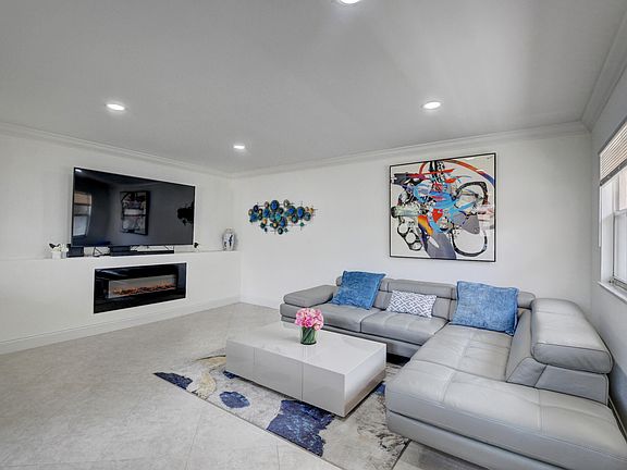 4th image of 468 Saxony Way