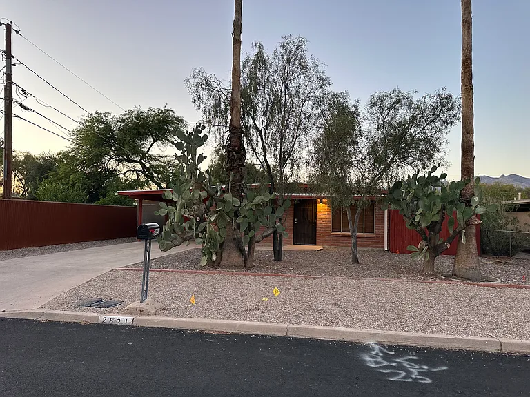 2821 E Presidio Rd — Photo 2