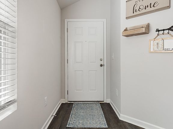 5th image of 84 Jonathan Dr