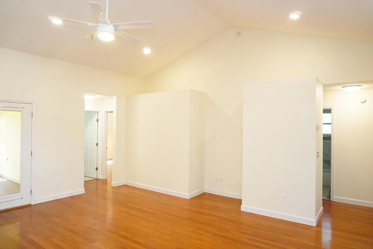Vaulted living room - 1571 Walnut Creek Dr