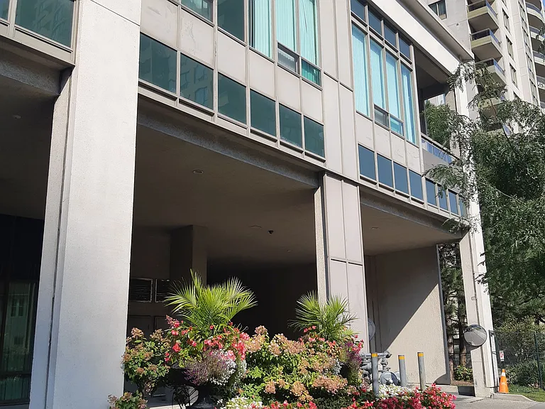 18 Parkview Ave #2001 — Photo 1