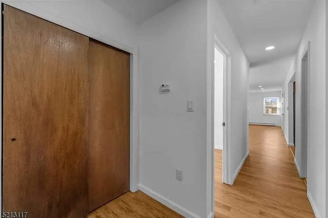 Building Photo - 520 Davis Ave #2