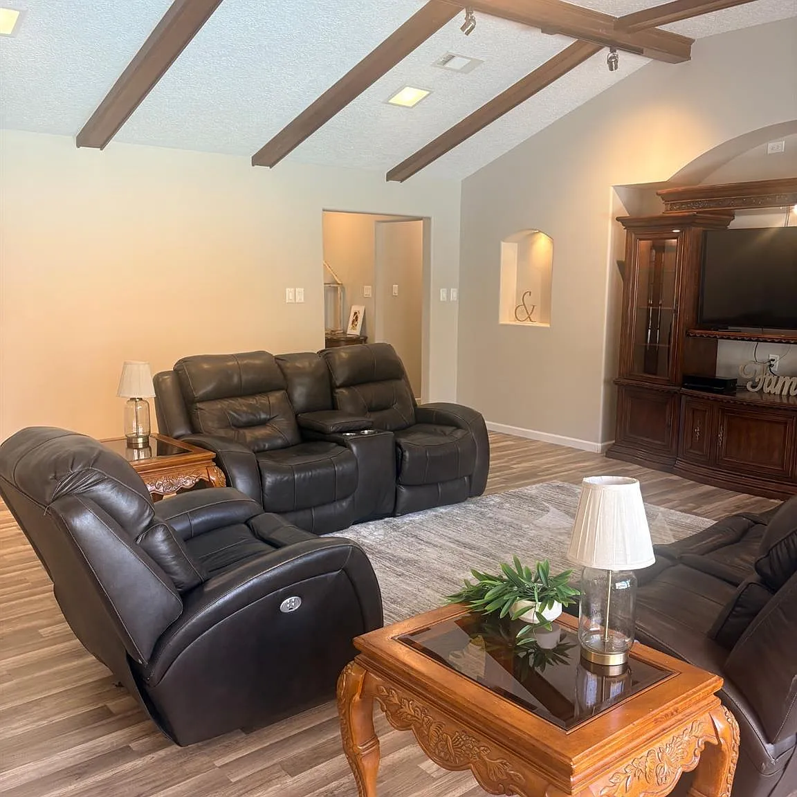 3 bed, 5.0 bath, 2340 sqft, $2,200 — Photo 4