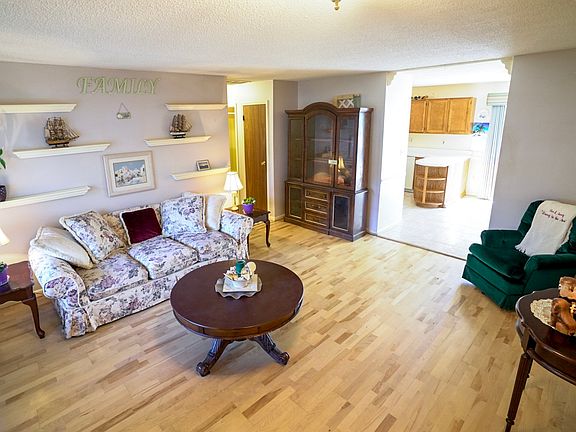 L/R 17' X 13.6 W/BAYWINDOW7
