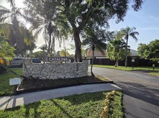 20033 NE 2nd Pl, Miami, FL 33179