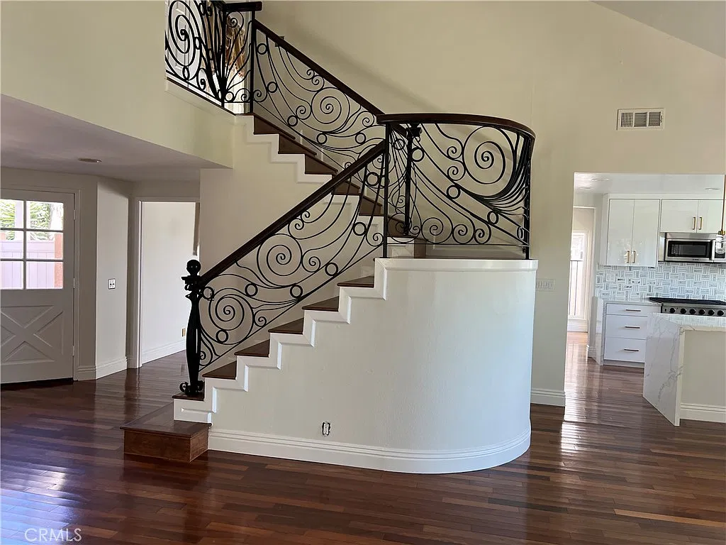 4 bed, 2.5 bath, 2413 sqft, $6,500 — Photo 4