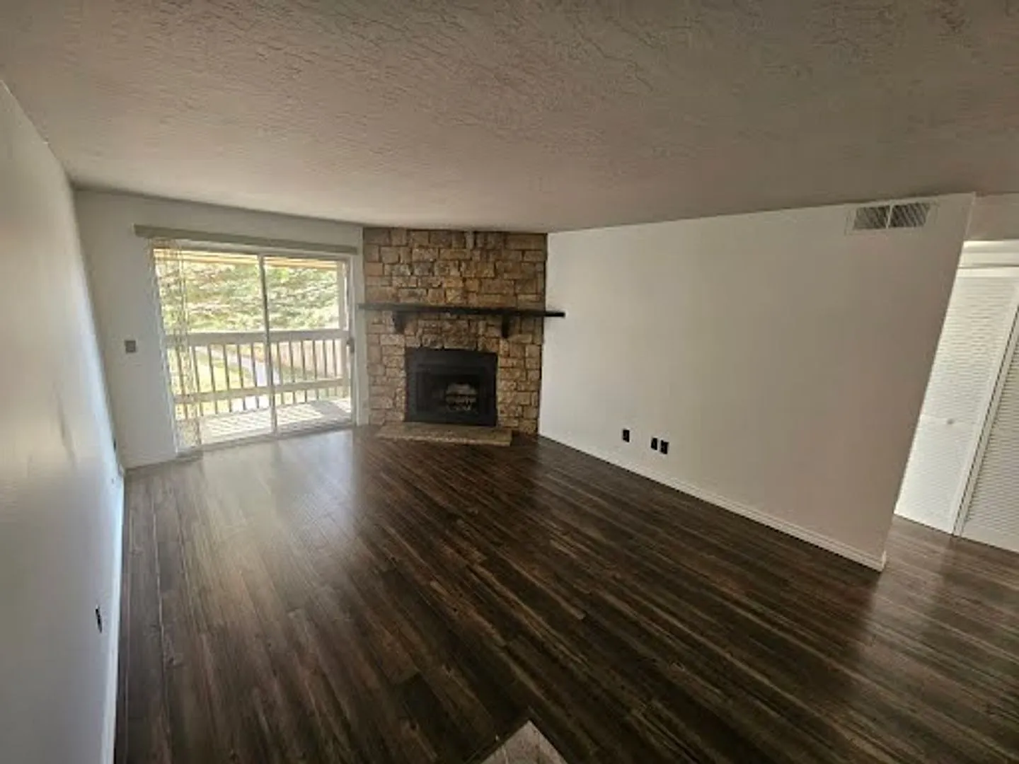 Bright Top-Floor Corner Condo on Powerline Trail 1 Bed / 1 Bath — Photo 4