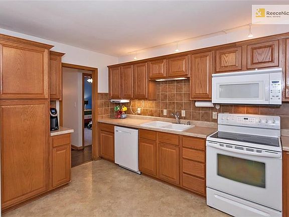 2nd image of 10309 W 89th St