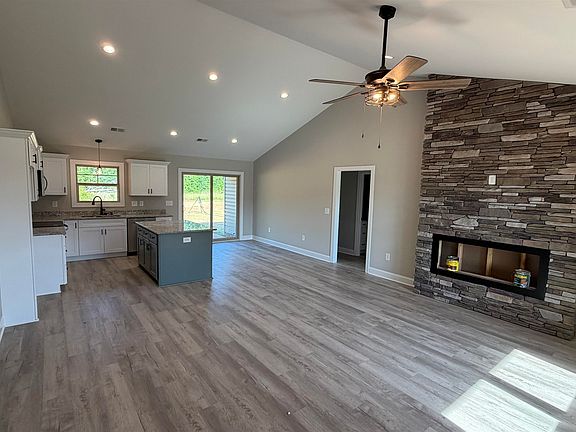 3rd image of 1079 N Green Riv