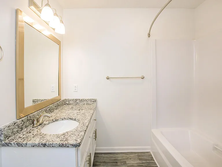 Belmont Heights Apartments & Townhomes — Photo 38