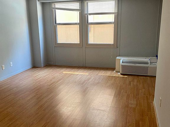 5th image of 2834 Atlantic Ave APT 212