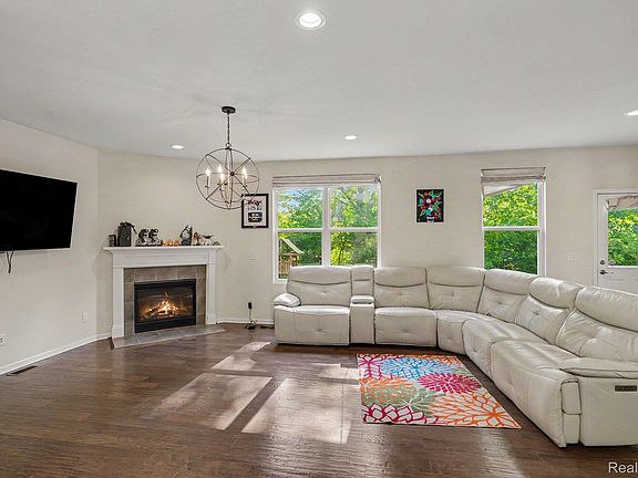 4th image of 25811 Oberlin Blvd