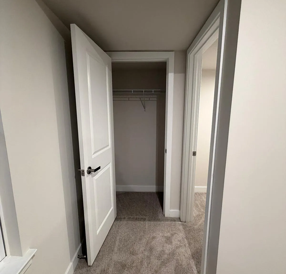 3 bed, 2.5 bath, 2200 sqft, $4,200 — Photo 2