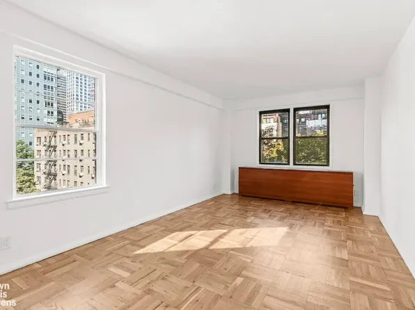 345 East 52nd Street image 5 of 11