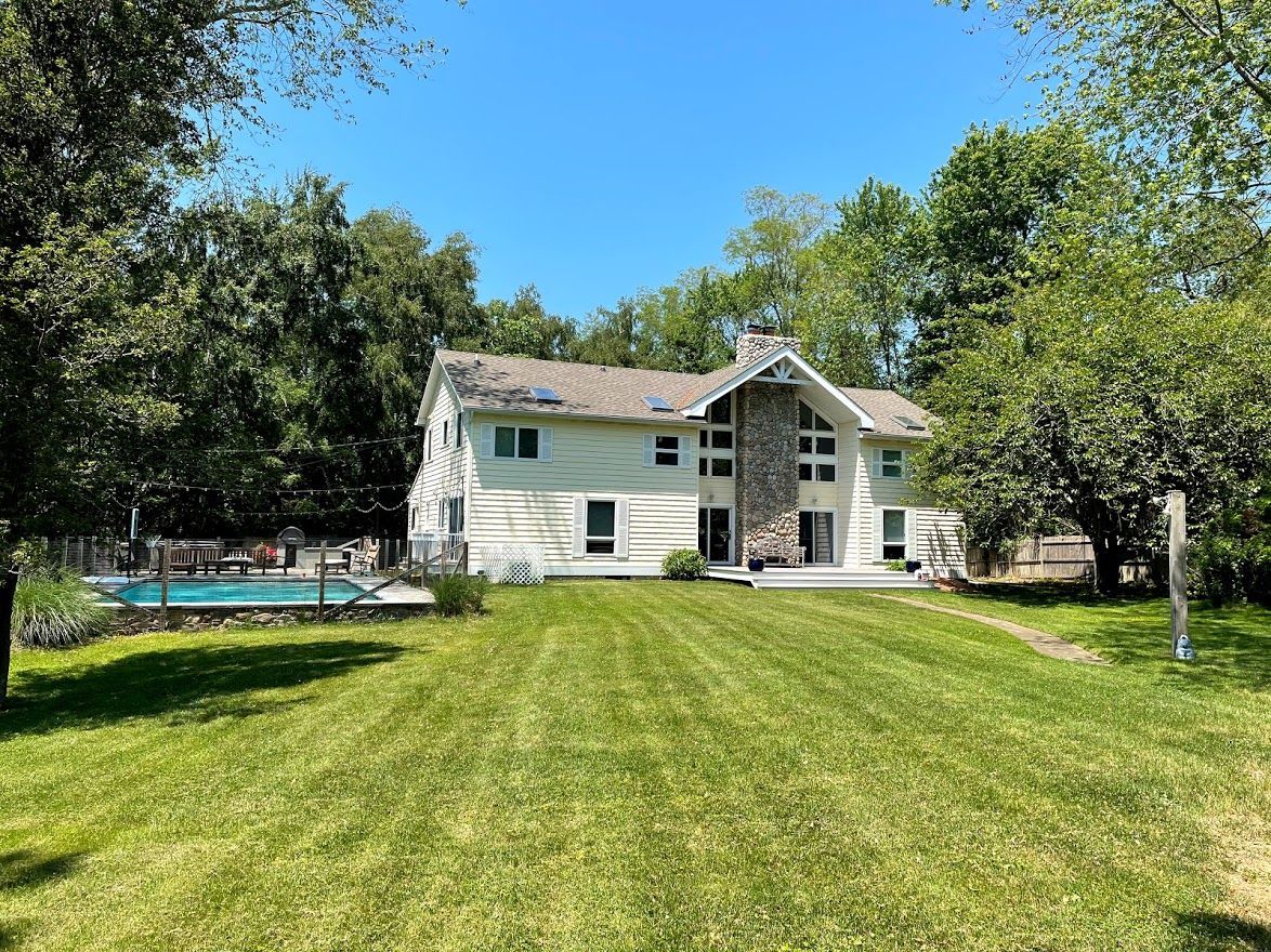  Expansive yard