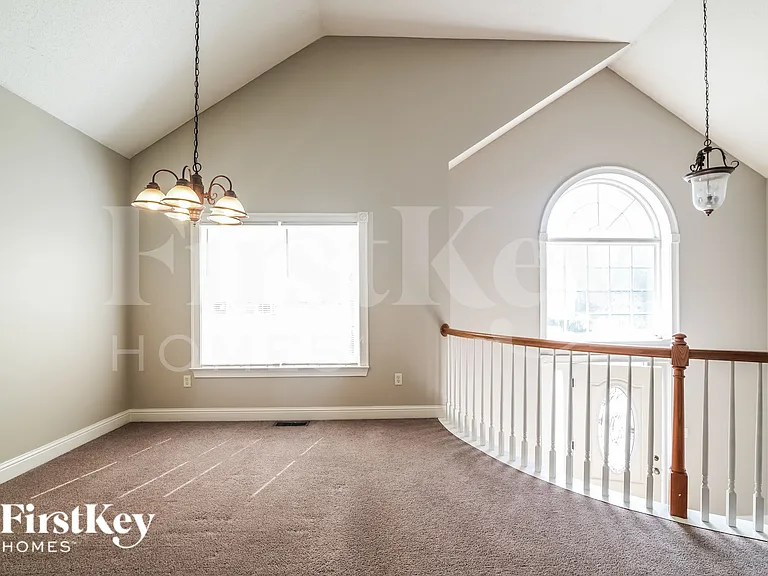 321 Sue Ct — Photo 6