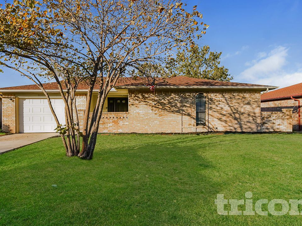 1st image of 820 Oak Grove Ln