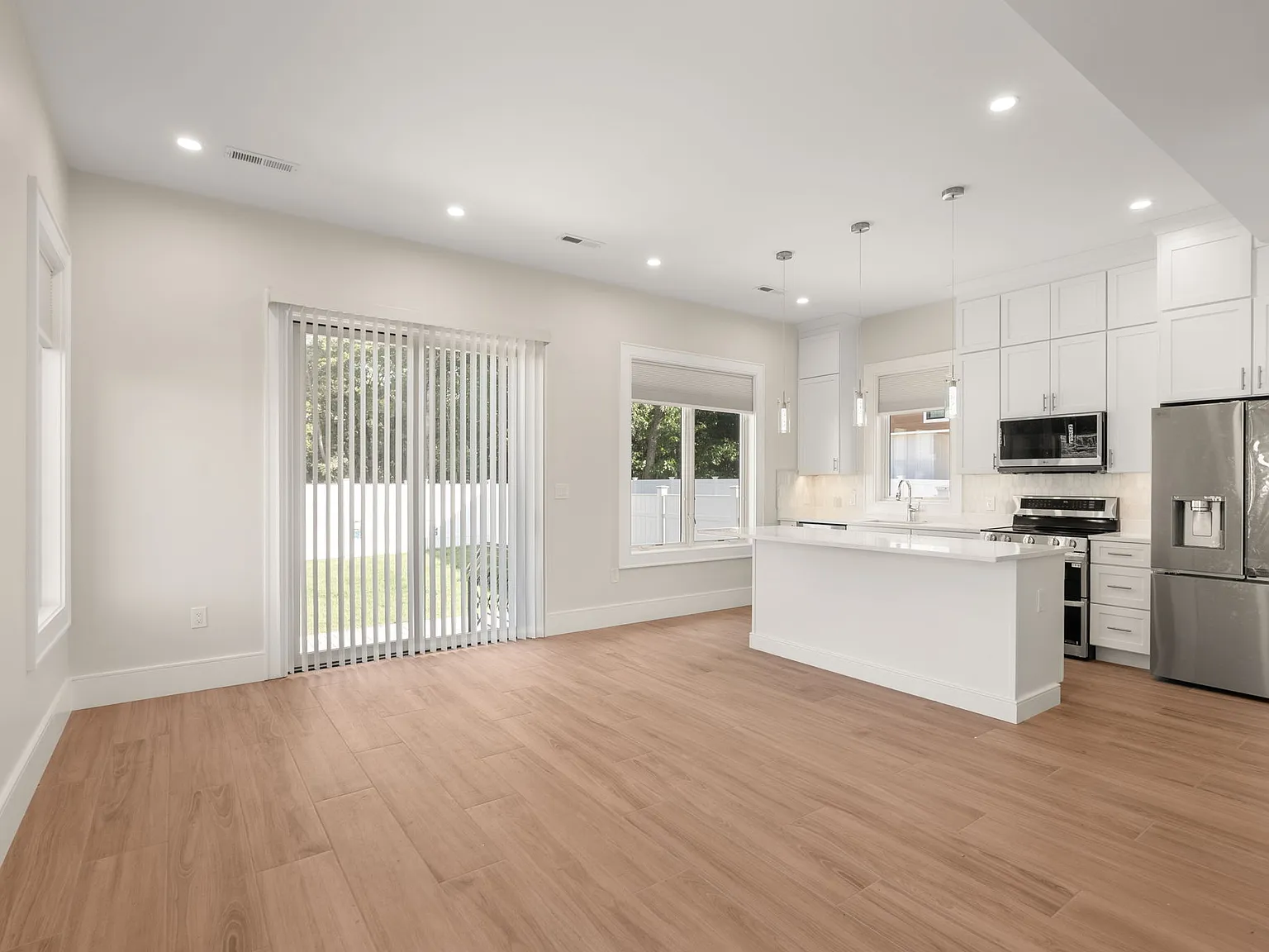 2 bed, 900 sqft, $2,700 — Photo 2