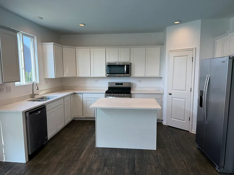 345 Hemlock Ln — Photo 3