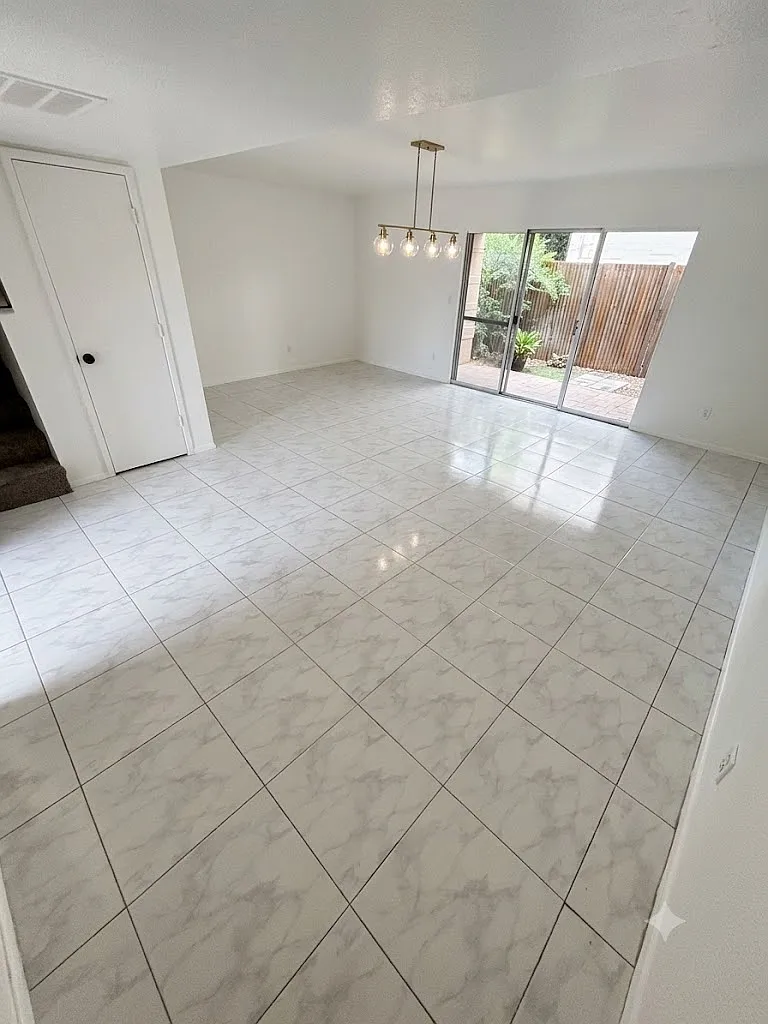 3 bed, 1256 sqft, $1,710 — Photo 3