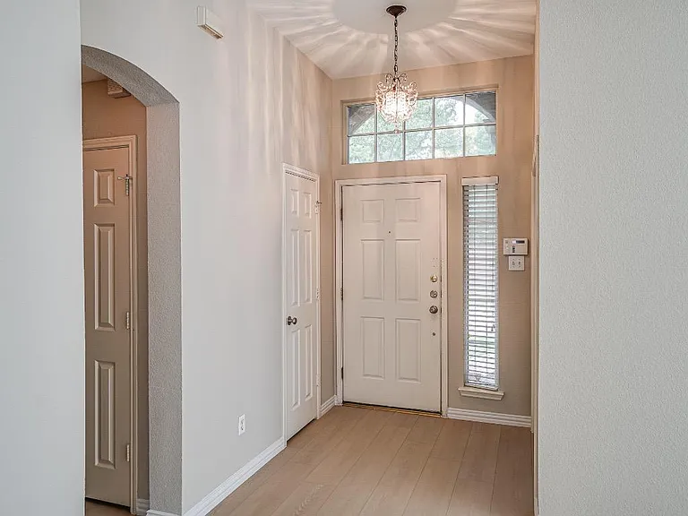 9142 Crenshaw Ln — Photo 3
