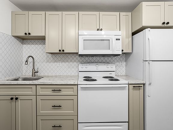 3rd image of 4611 Woodland Ave APT 1