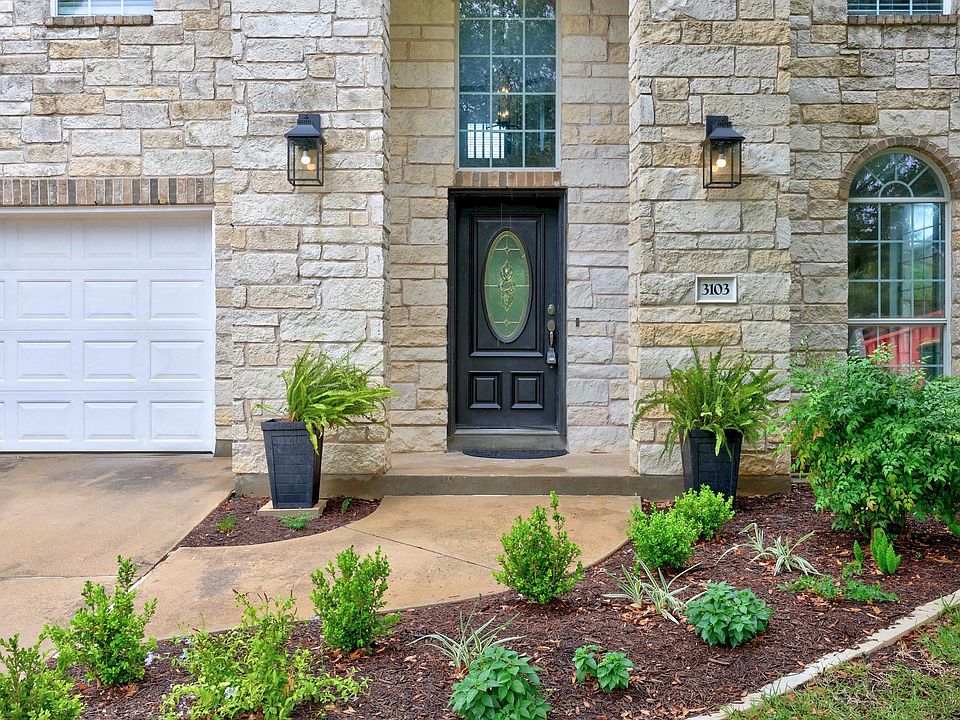 Beautifully landscaped front yard in a quite cul-de-sac