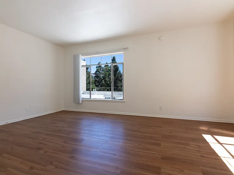 Gayley Manor Apartments — Photo 9