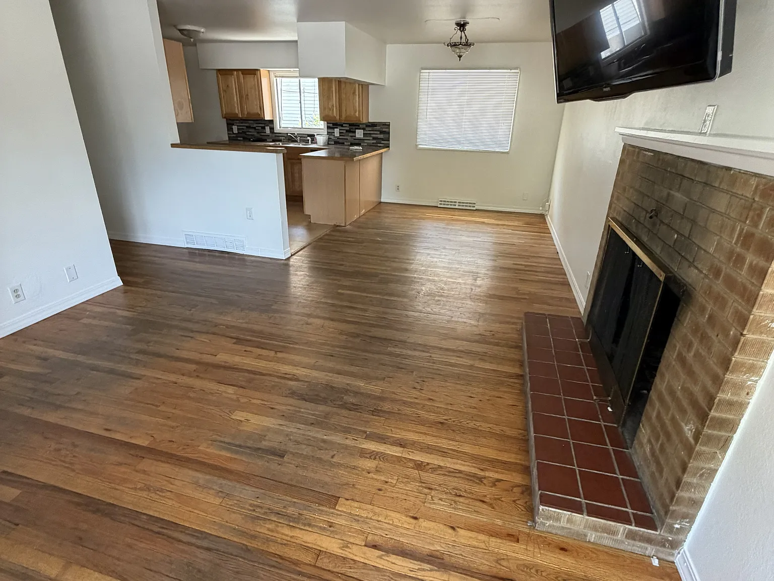411 W Myrtle St — Photo 4