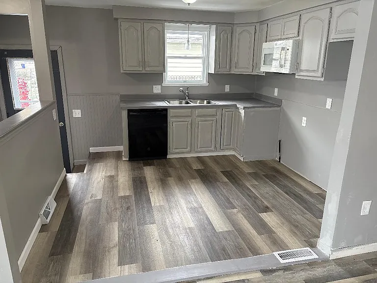 190 Aurora Ave — Photo 5