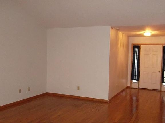 4th image of 122 Claybrook Dr