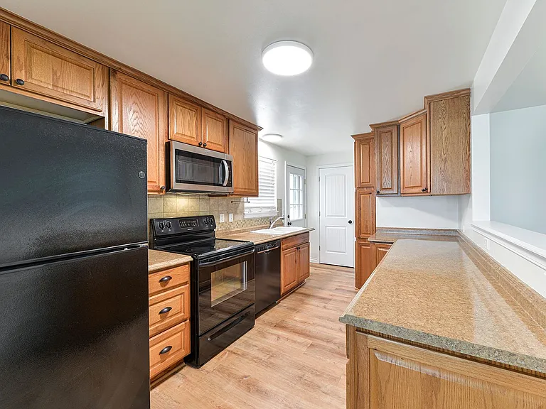 1516 Jones Ave NE — Photo 2