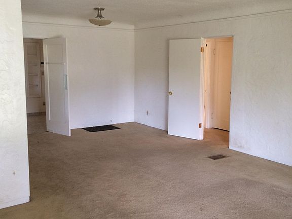 3rd image of 1557 N Glenn Ave