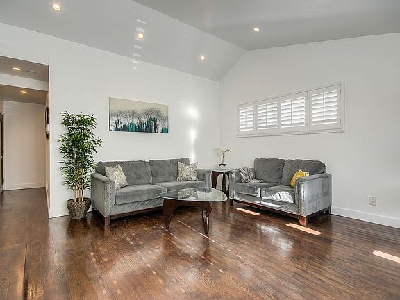 2nd image of 2127 Oak Glen Pl